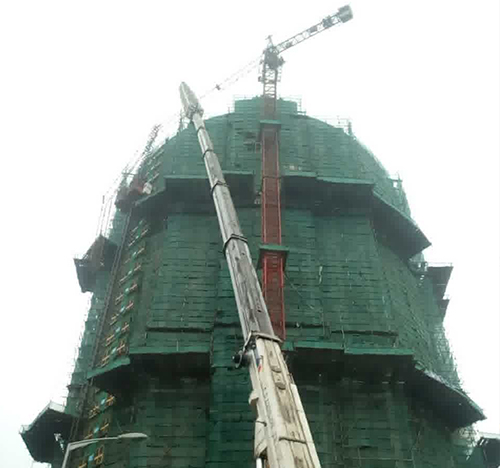 安塞吊车在工地上作业